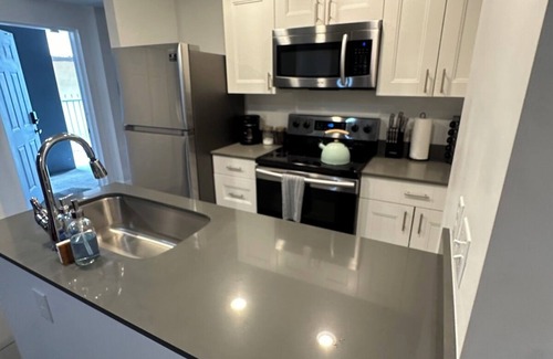 Wynwood Art District Apartamento | Red Luxe Apt 2BR/3BA - w/Games Table in Wynwood!