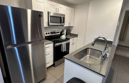 Wynwood Art District Apartamento | Red Luxe Apt 2BR/3BA - w/Games Table in Wynwood!