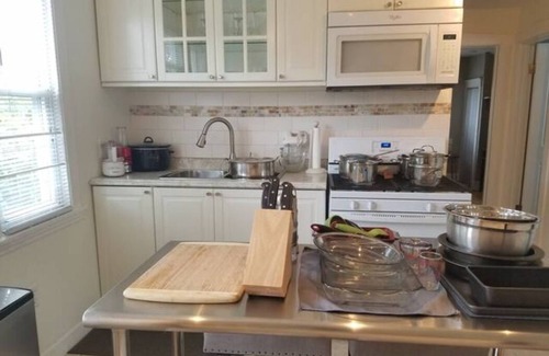 Berwyn Casa | Music Hot Spot N Berwyn/Oak Park 2nd flr Wifi, Smart TVs, BBQ Patio & Greenhouse
