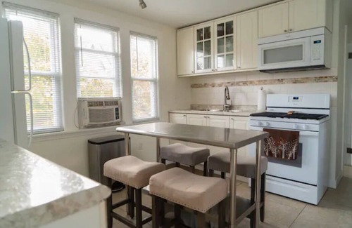 Berwyn Casa | Music Hot Spot N Berwyn/Oak Park 2nd flr Wifi, Smart TVs, BBQ Patio & Greenhouse
