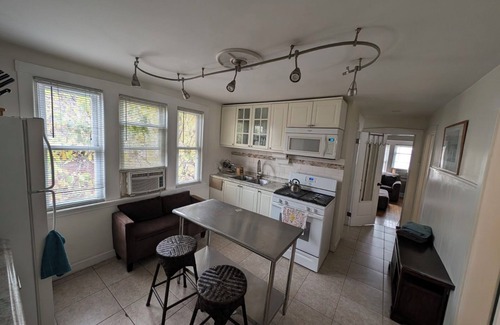 Berwyn Casa | Music Hot Spot N Berwyn/Oak Park 2nd flr Wifi, Smart TVs, BBQ Patio & Greenhouse