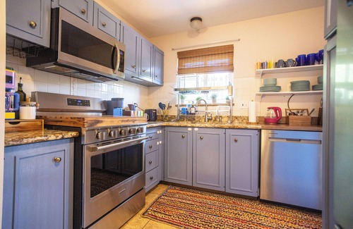 Maryland Heights Casa | Music & Memes + Arcade – 2 Min Westport, 8 Min Creve Coeur Lake + Desk + Roku TV