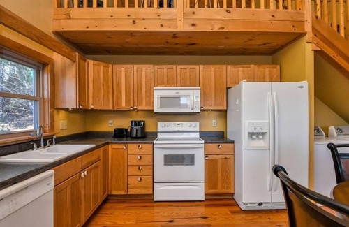 Boomer Cabina | Music Mountain Cabin with Stunning Views Creative Vibes