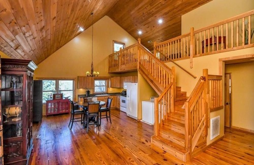 Boomer Cabina | Music Mountain Cabin with Stunning Views Creative Vibes