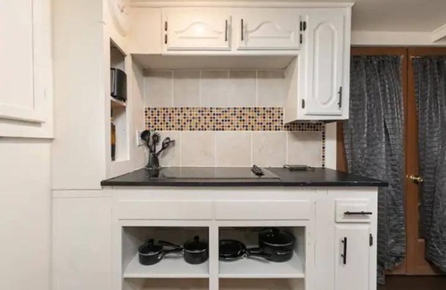 Springfield Apartamento | Music Room Basement Apartment w/ Private Entrance