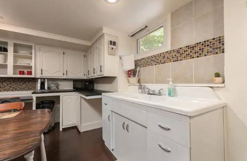 Springfield Apartamento | Music Room Basement Apartment w/ Private Entrance