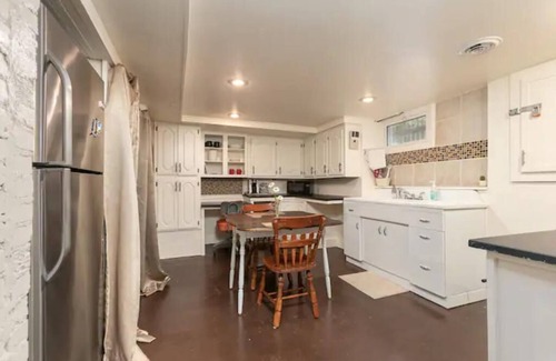 Springfield Apartamento | Music Room Basement Apartment w/ Private Entrance