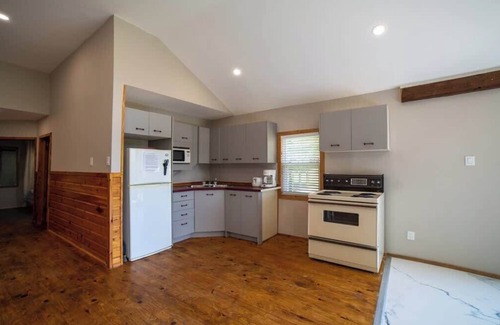 Muskoka Lakes Cabaña | Muskoka 2-bedroom Cottage (Pier 100 #10)