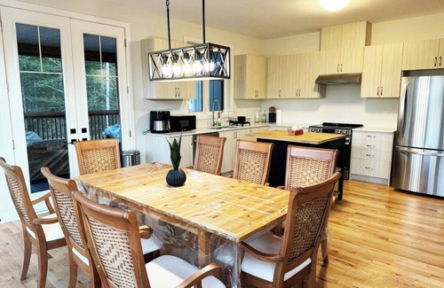 Dwight Casa | Muskoka Adventure Base Bike Hike Campfires - Forest View Cottage