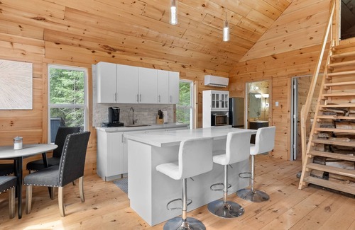Machar Cabaña | Muskoka Cottage & Guest Cottage Snowmobile trails/ lakes /hiking/fishing