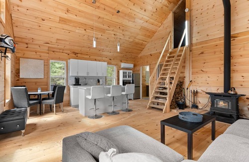 Machar Cabaña | Muskoka Cottage & Guest Cottage Snowmobile trails/ lakes /hiking/fishing