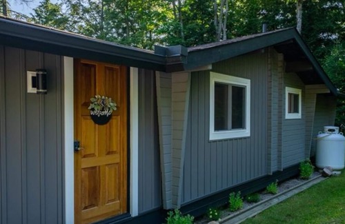 Seguin Cabaña | Muskoka Lakefront cottage 3 BR main cottage & 2 BR Bunkie on clear lake