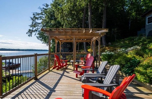 Seguin Cabaña | Muskoka Lakefront cottage 3 BR main cottage & 2 BR Bunkie on clear lake