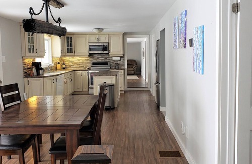 Utterson Casa | Muskoka Lakehouse Retreat - Family Friendly with Sandy Beach on Three Mile Lake