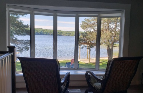 Utterson Casa | Muskoka Lakehouse Retreat - Family Friendly with Sandy Beach on Three Mile Lake