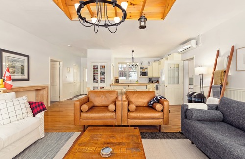 Bracebridge Cabaña | Muskoka Waterfront Cottage w/ Hot Tub, Wi-Fi & AC (Pet-Friendly!)