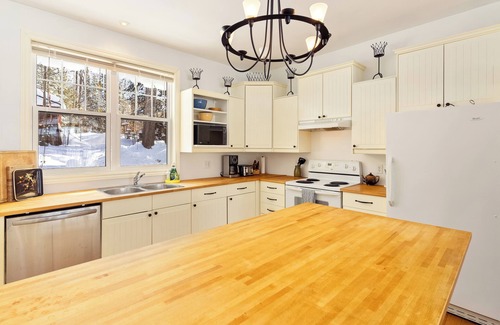Bracebridge Cabaña | Muskoka Waterfront Cottage w/ Hot Tub, Wi-Fi & AC (Pet-Friendly!)