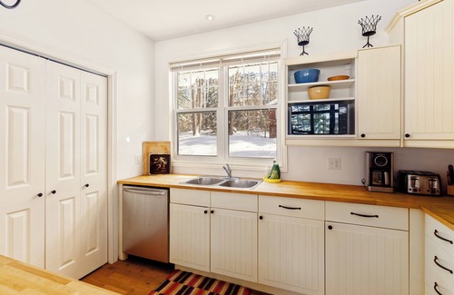Bracebridge Cabaña | Muskoka Waterfront Cottage w/ Hot Tub, Wi-Fi & AC (Pet-Friendly!)