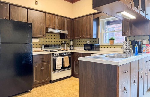 Duquesne Casa | MUST SEE! Pittsburgh Mansion: 10 Bedrooms, 20 Beds