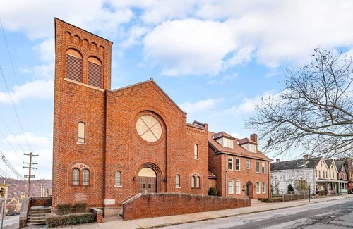 Duquesne Casa | MUST SEE! Pittsburgh Mansion: 10 Bedrooms, 20 Beds