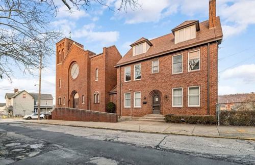Duquesne Casa | MUST SEE! Pittsburgh Mansion: 10 Bedrooms, 20 Beds