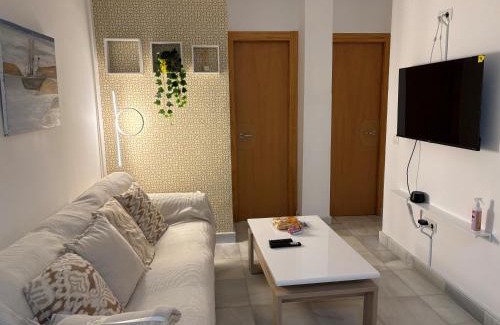 Nervion Apartamento | Muy bonito apartamento en Nervión de dos habitaciones y dos baños con patio privado