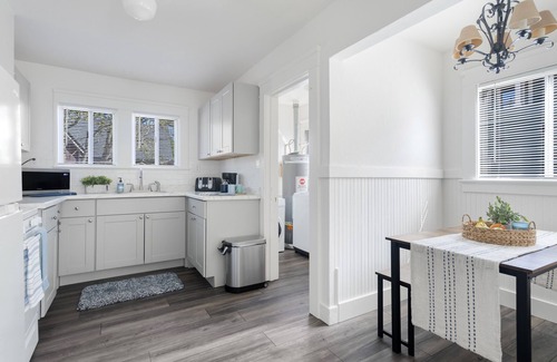 Pacific Grove Cabaña | MV121 Walk to the Ocean Pacific Grove Cottage 30 Nts min