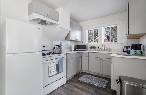 Pacific Grove Cabaña | MV121 Walk to the Ocean Pacific Grove Cottage 30 Nts min