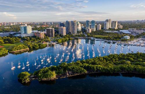 Coconut Grove Hotel | MVR Bright Suite with Premium Bedding
