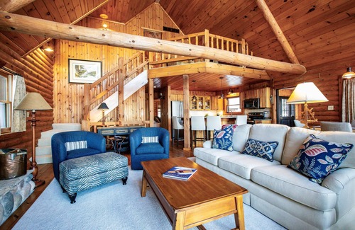 Manitowish Waters Cabina | MW Chain Retreat! EXTRA Outdoor Space!