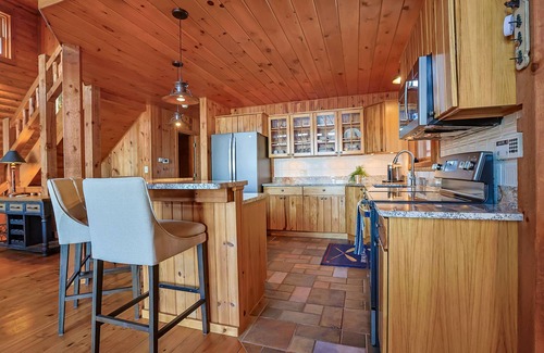 Manitowish Waters Cabina | MW Chain Retreat! EXTRA Outdoor Space!