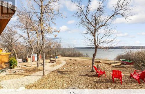 Saskatchewan Casa | My Lovely Lakeview Cottage Saskatchewan Beach 3 Bed - 2 Bath Cabin