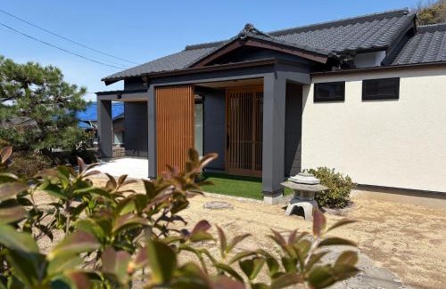 Tonosho Villa | My Place 小豆島 1日1組限定 海近の贅沢ステイ 2025年フルリノベ 洗練モダンデザイン 最大8名 一棟貸切