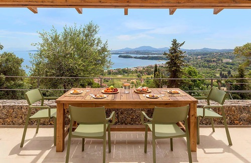 Afra Villa | My Rental Homes - Villa Marquez with infinity pool, equipped terrace and sea view.