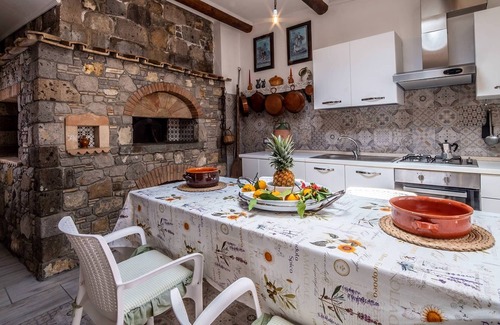 Colli di Fontanelle Casa | My Rental Homes - Casa Kim with sea view, hot tub and terrace with the barbeque