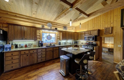Saddlestring Casa | My Story | King Bed - Peaceful Cabin Retreat in Story, WY