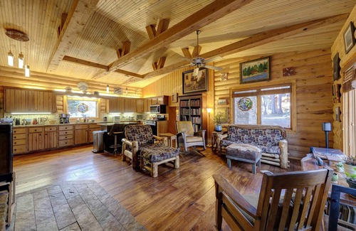Saddlestring Casa | My Story | King Bed - Peaceful Cabin Retreat in Story, WY