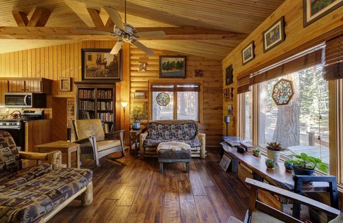 Saddlestring Casa | My Story | King Bed - Peaceful Cabin Retreat in Story, WY