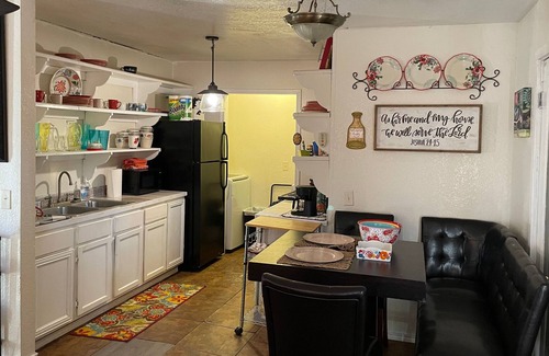West San Antonio Chalet De Esquí | My Weekend Casita is located near Lackland Air Force Base Military