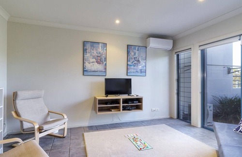 Tea Gardens Casa | Myall River Magic - well-appointed townhouse overlooking the Myall River