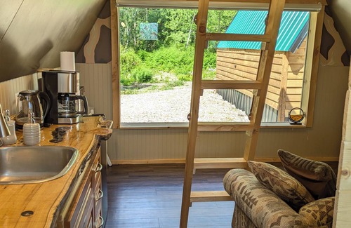 Brew Bay Chalet De Esquí | Mycelium Forest Cabin on 33 acre farm