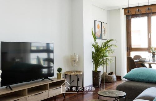 Distrito Oeste Apartamento | MyHouseSpain - Playa de poniente, con vistas al mar y parking gratuito