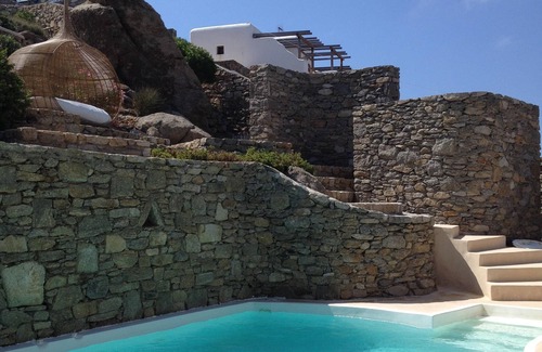 Ftelia Casa | Joya escondida de Mykonian: perfecta para los amantes de la windsurf y del jet set boho chic