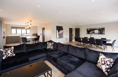 Blackburn Cabaña | MYLSTONE HOUSE, family friendly, with hot tub in Langho, Lancashire