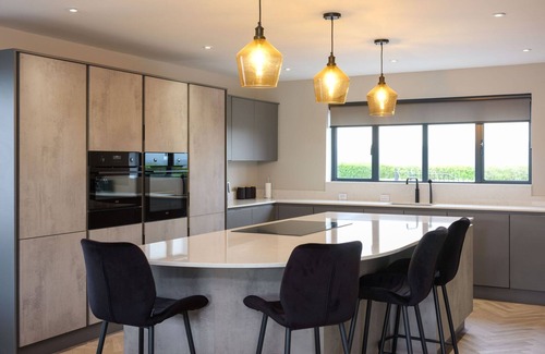 Blackburn Cabaña | MYLSTONE HOUSE, family friendly, with hot tub in Langho, Lancashire