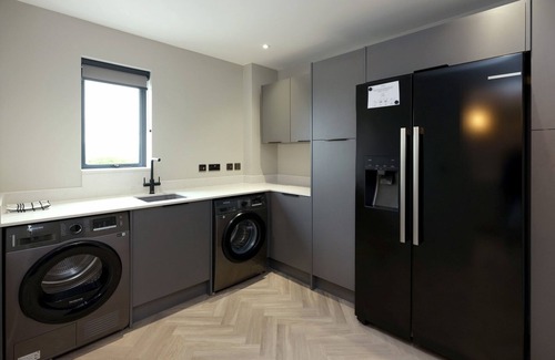 Blackburn Cabaña | MYLSTONE HOUSE, family friendly, with hot tub in Langho, Lancashire