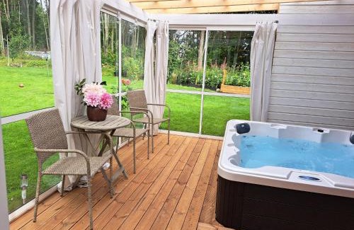 Borlange Cabina | Myntloftet med inglasad bubbelbad