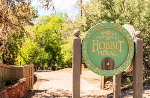 Cornville Casa | Myrinn-Hobbit Cottage on the Creek Storybook Stay