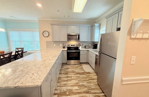 Central Myrtle Beach Condominio | Myrtle Beach 2 Br Condo, Pool View,1 mile to beach, Close to Dining and Shopping