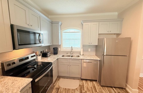 Central Myrtle Beach Condominio | Myrtle Beach 2 Br Condo, Pool View,1 mile to beach, Close to Dining and Shopping